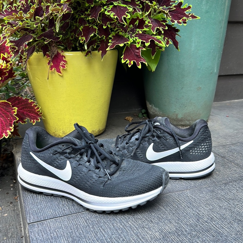 Nike Zoom Vomero 12 Womens Running Shoe Black White Size 10